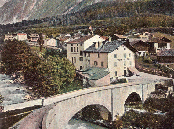 1900 circa - Il centro del villaggio di Stampa intorno al 1900 con la casa Santi presso il ponte e il nuovo albergo Piz Duan verso est con il suo giardino